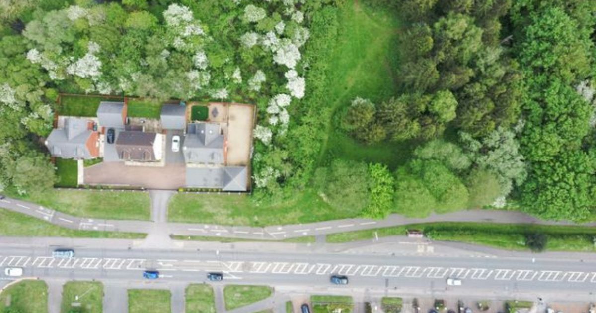 Receive a property alert Land Registry update on your smartphone."