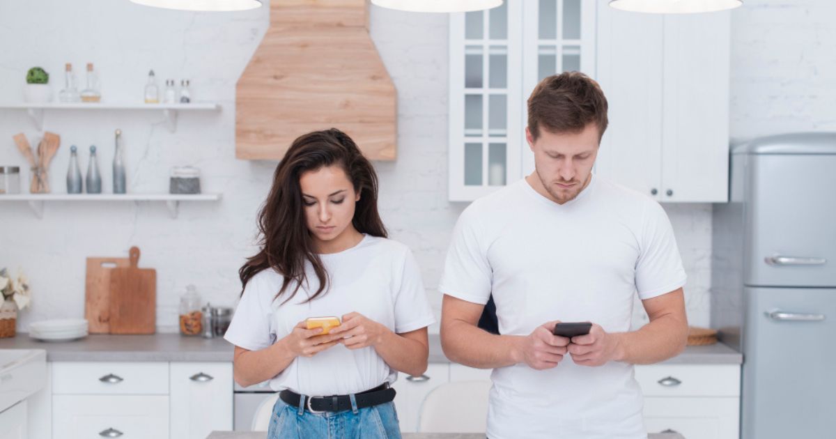 what is a smart home A modern living room with smart home technology, showing a smartphone controlling the lighting and thermostat.