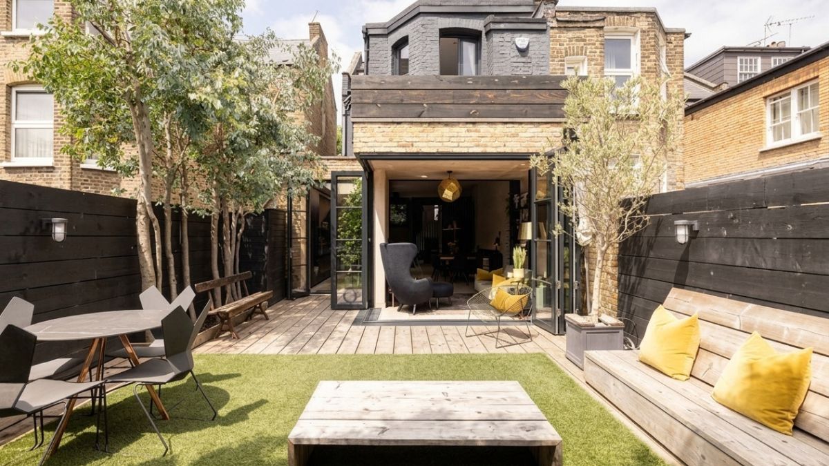 homes london rent Modern style ka ek London apartment jise rent par liya ja sakta hai. Isme ek open-plan living aur dining area hai jisme comfortable L-shaped beige sofa, ek media console, aur ek dining table rakhi hai.