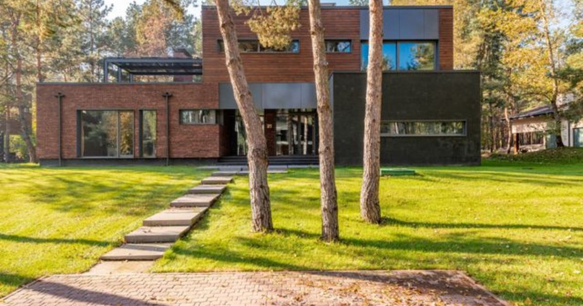 Borders property for let - commercial and residential real estate listing